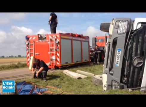 Accident à Montreuil : le camion se renverse sur le bas côté
