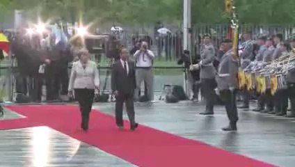 HOLLANDE/MERKEL : PETITES HÉSITATIONS SUR LE TAPIS ROUGE  16 MAI 2012