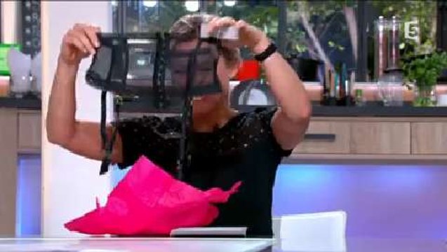 C à vous : Roselyne Bachelot offre un string à Anne-Sophie Lapix