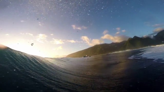 Avec cette vague, Le surfeur Nat Youngs gagne 10.000$ au GoPro Challange Tahiti