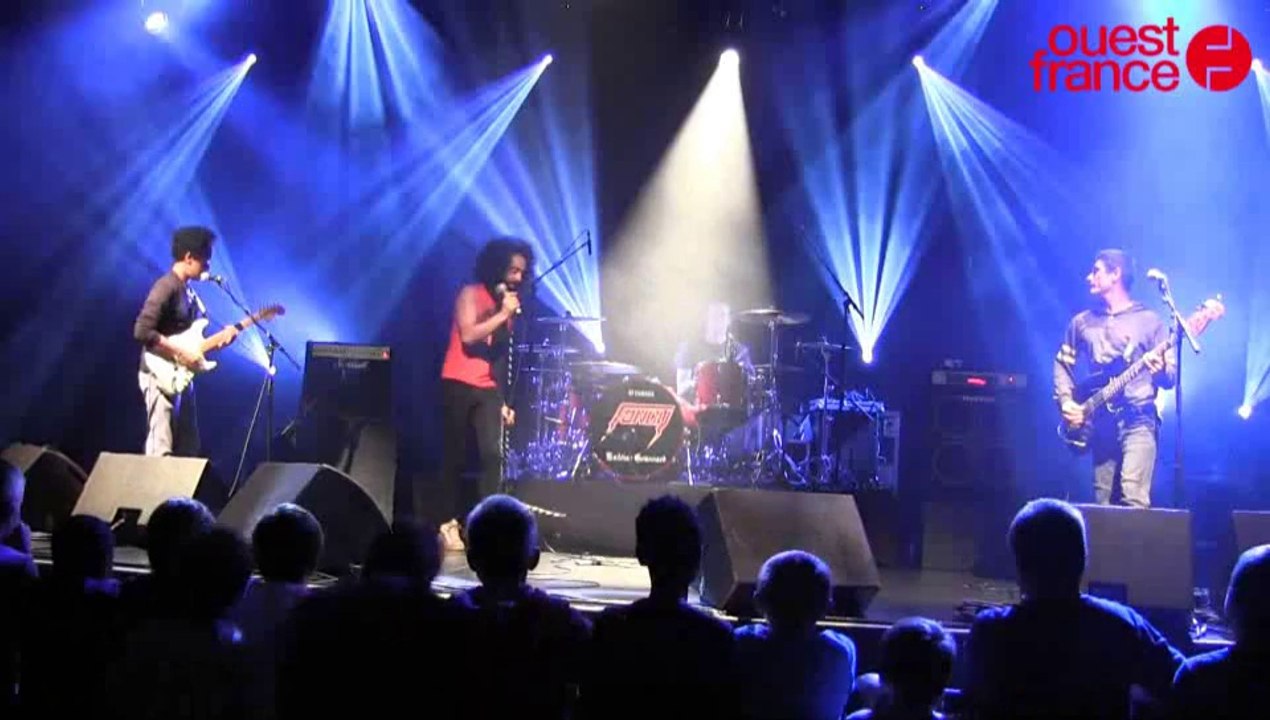 Fancy fait jouer deux écoliers sur la scène du Normandy à Saint-Lô