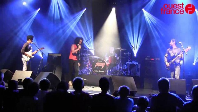 Fancy fait jouer deux écoliers sur la scène du Normandy à Saint-Lô