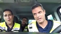 Trois policiers israéliens chantent dans leur voiture