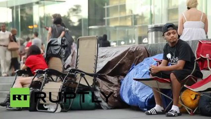 USA - Couples are PAID to queue for Apple IPhone6 weeks in advance - YouTube