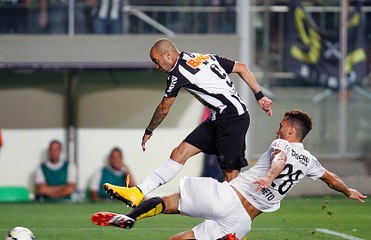 Atlético-MG segura reação do Santos e entra no G4