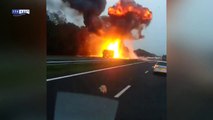 Un camión incendiado en la carretera