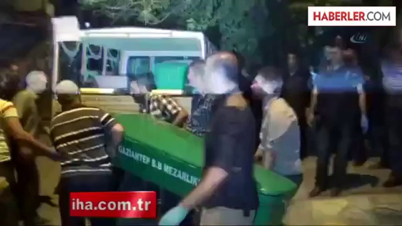 Bir Anne Çocuğuyla Birlikte Bıçaklanarak Öldürüldü