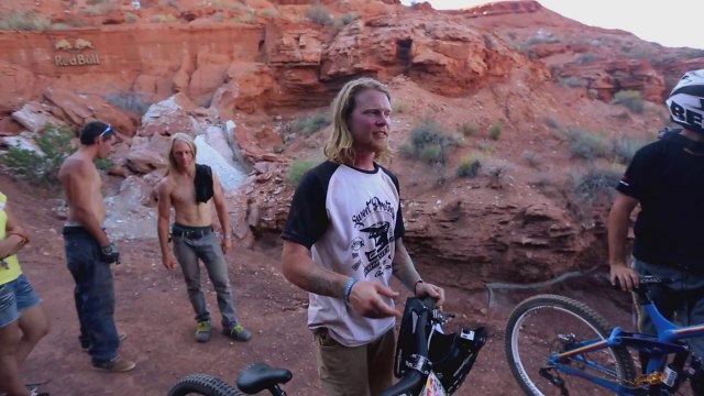 Un rider MTB teste un Step-Down impressionnant - Red Bull Rampage 2014