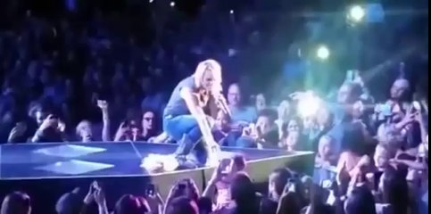 Une chanteuse s'effondre en larmes sur scène face à une petite fille atteinte d'un cancer