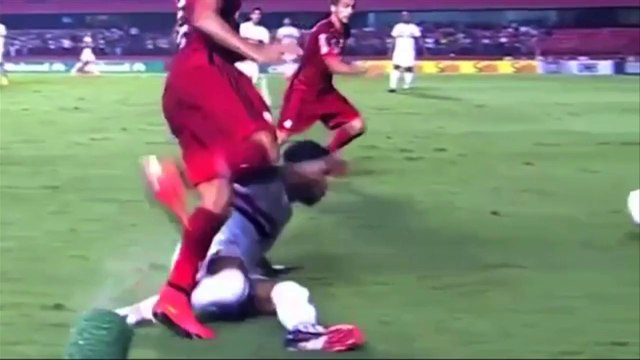 Le tacle assassin de Michel Bastos sur Everton