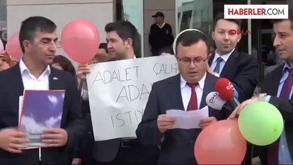 Adliye Önünde Balon Patlatma Eylemi
