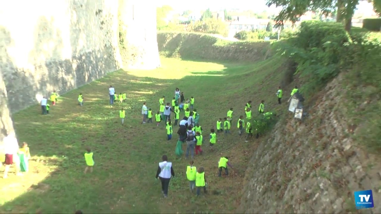 800 écoliers carcassonnais ont nettoyé ce vendredi matin la Cité, dans le cadre de l'opération "Nettoyons la Nature".