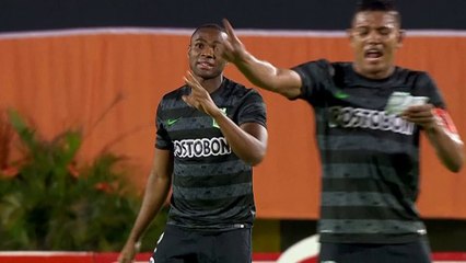 Coach's Note to Captain Sparks Attention in Copa Sudamericana Match ⚽