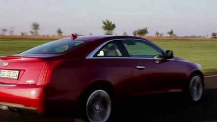 Le coupé ATS arbore le nouveau logo de Cadillac sur sa calandre redessinée