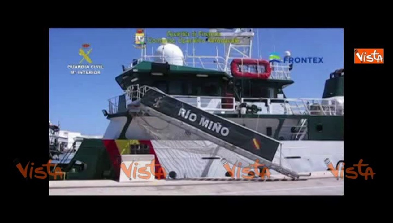 26-09-14 TRASPORTAVANO HASHISH CON UNO YACHT ARRESTATI IMMAGINI w01_30