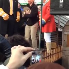 Prefeito de NY deixa marmota cair no chão