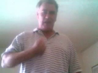 Un idiot fait du Kung Fu devant ça webcam