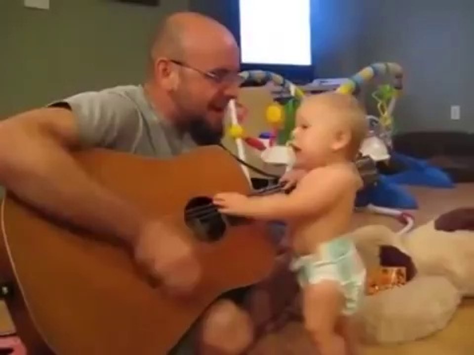 Em bé quẩy tưng bừng cong đít khi nghe nhạc(buồn cười vỡ bụng luôn)