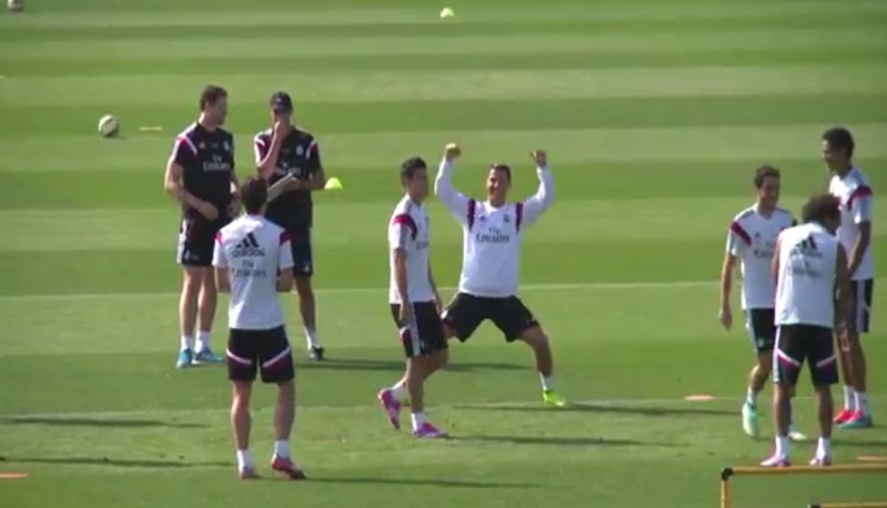 Cristiano Ronaldo chambre James Rodriguez après lui avoir fait un petit pont