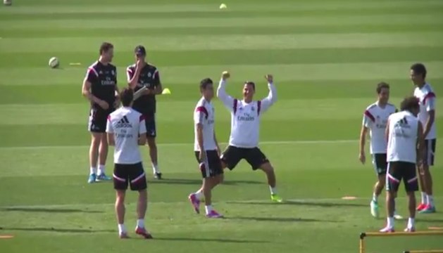 Cristiano Ronaldo chambre James Rodriguez après lui avoir fait un petit pont