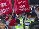 متظاهرون مطالبون بالديموقراطية يحتلون مجمع الحكومة في هونغ كونغ