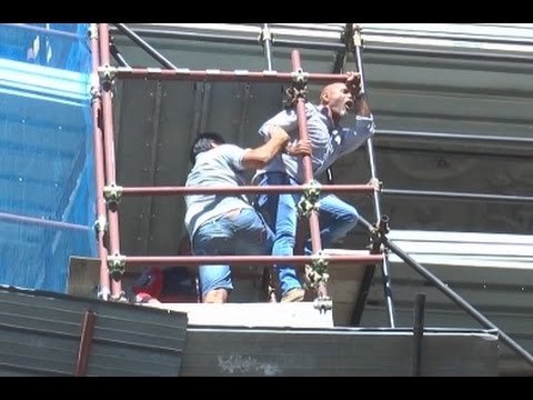 Napoli - I lavoratori Astir protestano su impalcature del Teatro San Carlo (26.09.14)