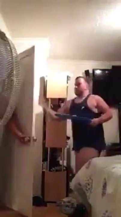 Un père se met à danser dans la chambre de son fils