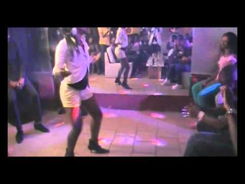 demo de la tchokora par les danseuses de serge beynaud