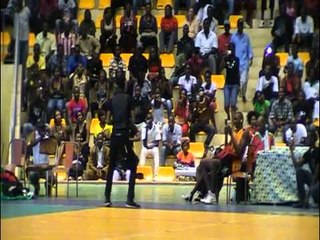 SERGE BEYNAUD visite surprise lors d'un match de basket