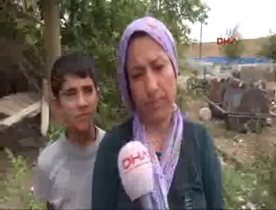 IŞİD TÜRKİYE SINIRINDAKİ KÖYE 3 BAYRAK DİKTİ