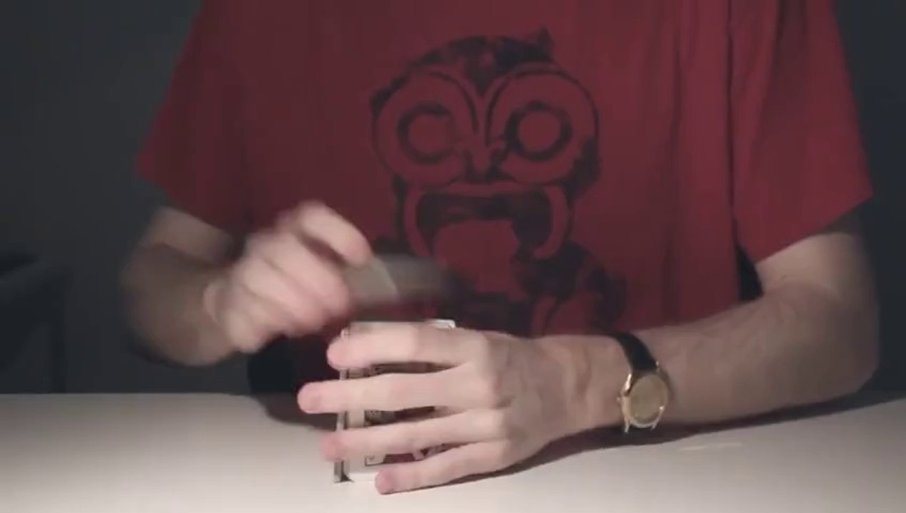 Tour de magie : Il manipule les cartes à une vitesse vertigineuse!