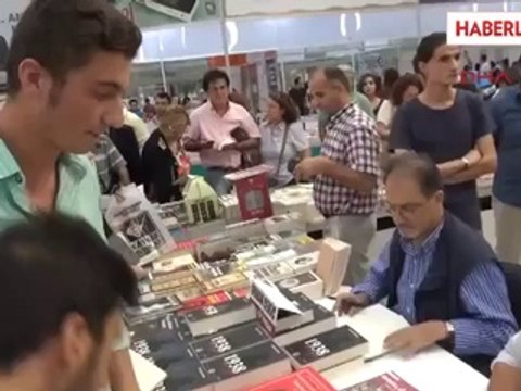 Öcalan'ı Sorgulayan Albay Uğur Kitabını İmzaladı