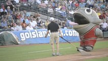 Mascotte poisson mange un employé de stade!