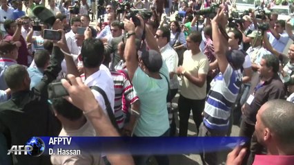 Egypte: pro et anti-Moubarak manifestent devant le tribunal