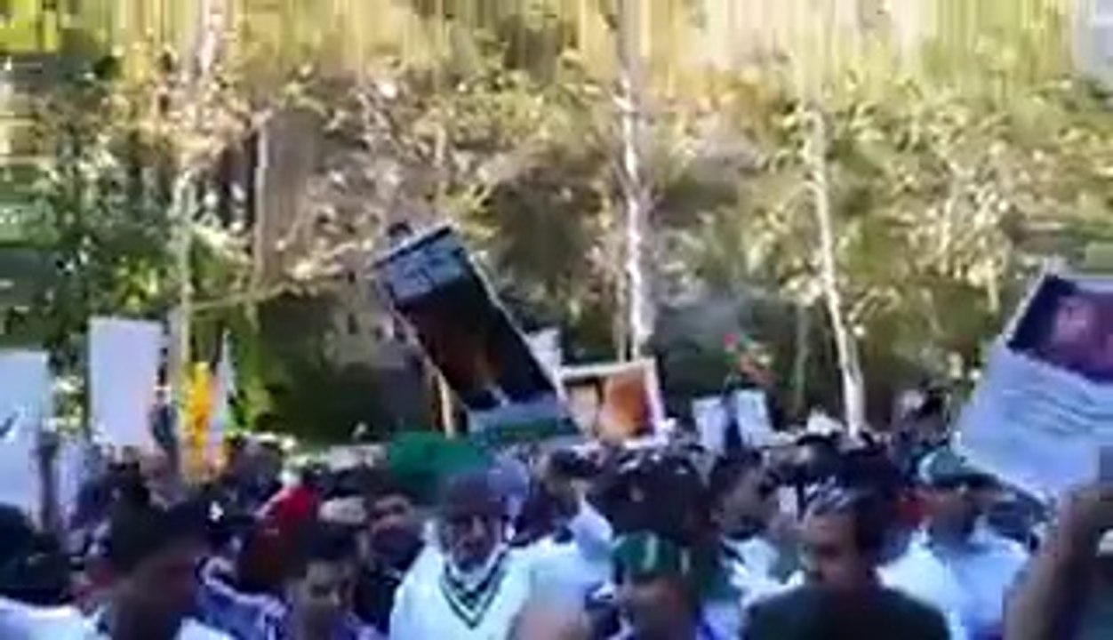 New York Rocked with chanting of Go Nawaz Go by PTI Protesters