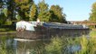 Le canal de la Marne au Rhin à Parroy, passage d'un bateau
