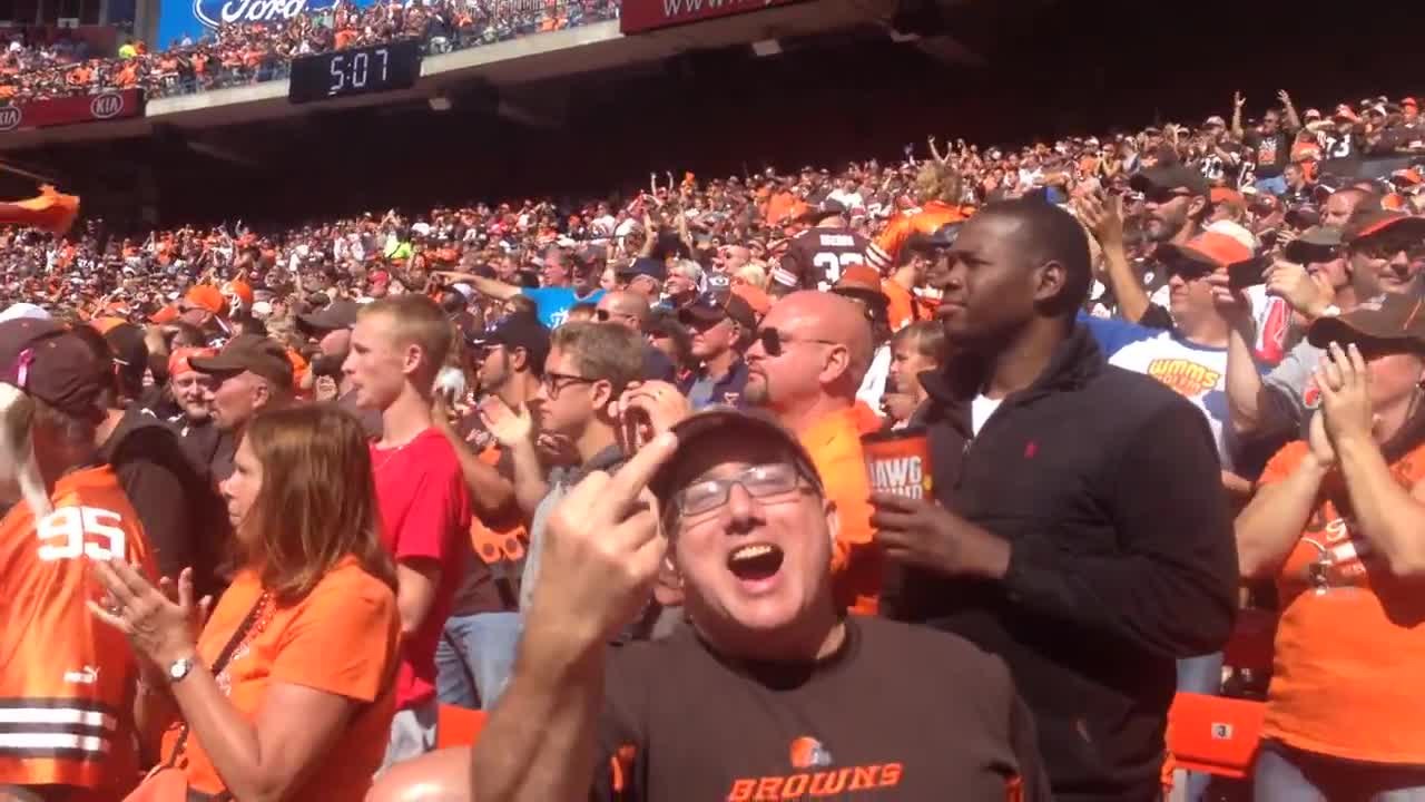 Un homme célèbre un but du mauvais côté du stade