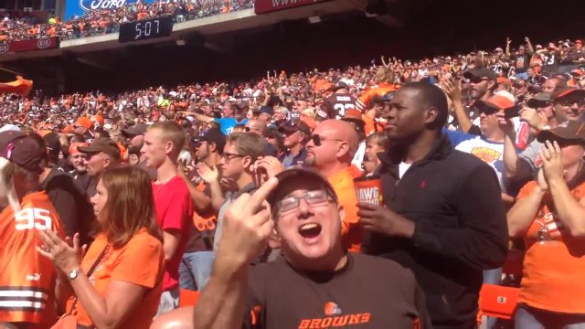 Un homme célèbre un but du mauvais côté du stade