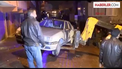 İstinat Duvarı Çöktü, Araç Yolda Asılı Kaldı