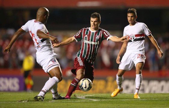 No duelo de tricolores, Flu leva a melhor e volta a vencer