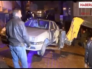 İstinat Duvarı Çöktü, Araç Yolda Asılı Kaldı