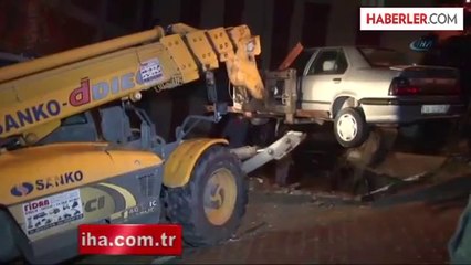 Otomobil Çöken Yolun İçinde Mahsur Kaldı