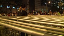 المتظاهرون في هونغ كونغ يعتصمون امام مقر الحكومة