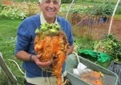 Snoop Dogg's Welsh Friend Presents One of World's Heaviest Carrots