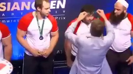 Müslüman Sporcudan Bikinili Kıza Kendine Takkeli Sansür