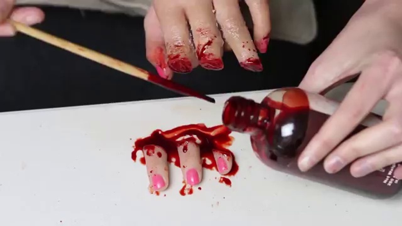 woman cut her fingers must watch