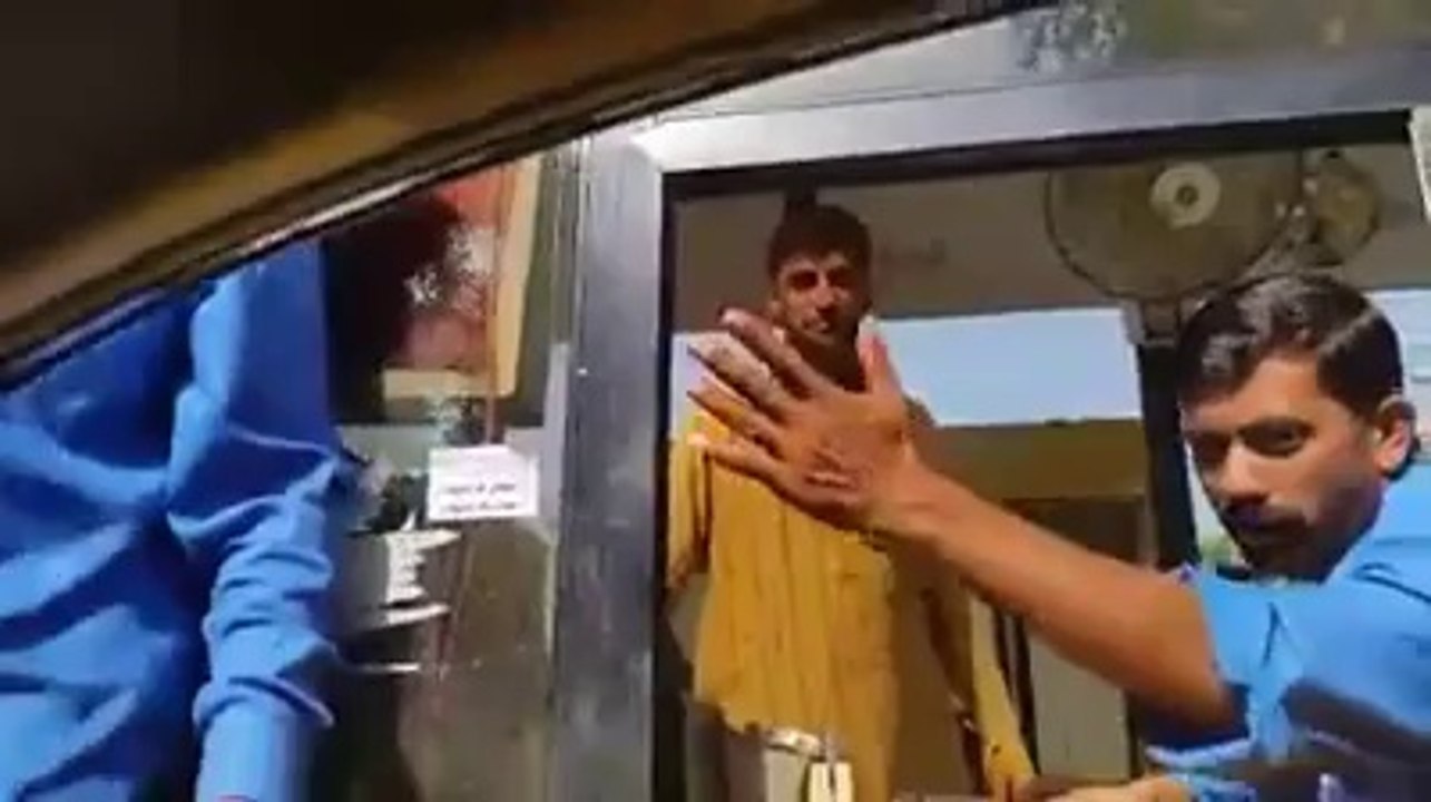 Civil Nafarmani Even The Tool Plaza Guys Mocking 'GoNawazGo' - Must Watch