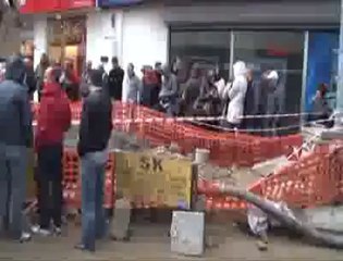 Bornoz giyip su kesintisini protesto ettiler