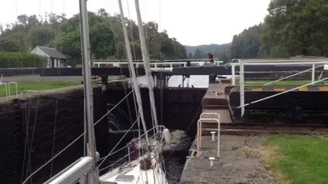 Andree Anne Rachel 2014:Video démontrant l'ouverture de l'écluse par Claude et le début du rafting que subit Andrée Anne Rachel attachée au mur!
