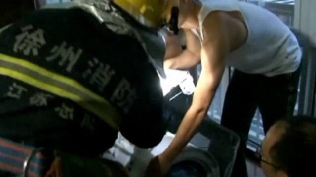11-year-old boy in China gets stuck in washing machine